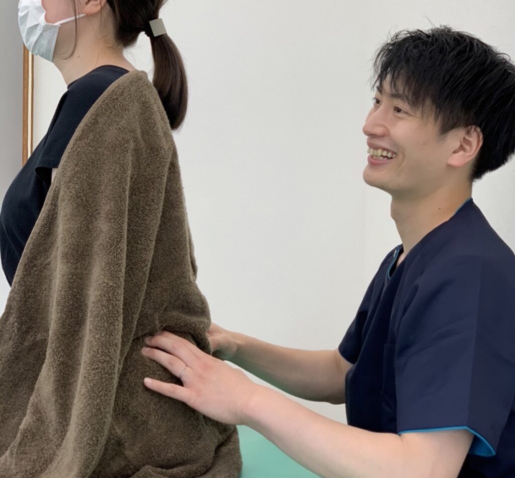 平岸駅前整骨院で肩こりの状態を確認している様子
